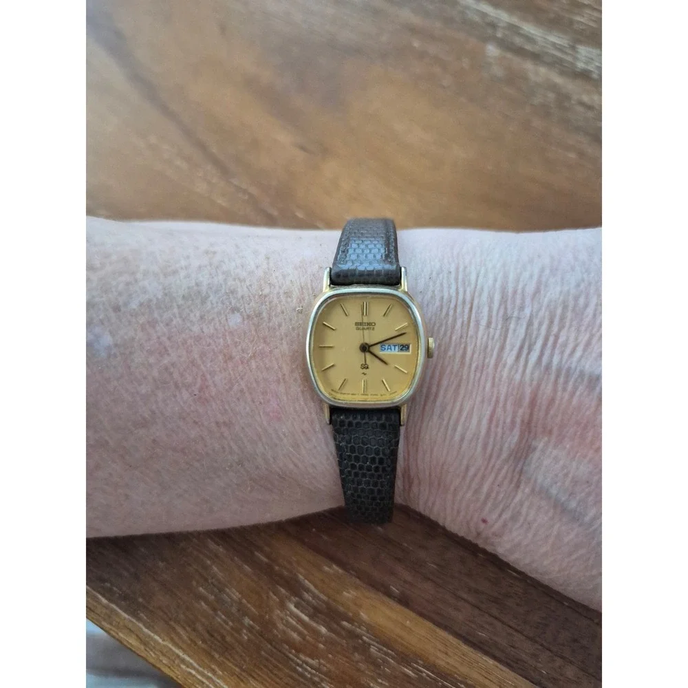 Seiko SQ Quartz Watch Womens Small Brown Gold Tone Day Date Vintage Classic